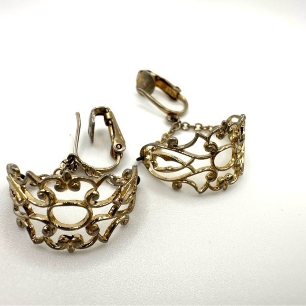 Elegant Gold Tone Filigree clip on Earrings